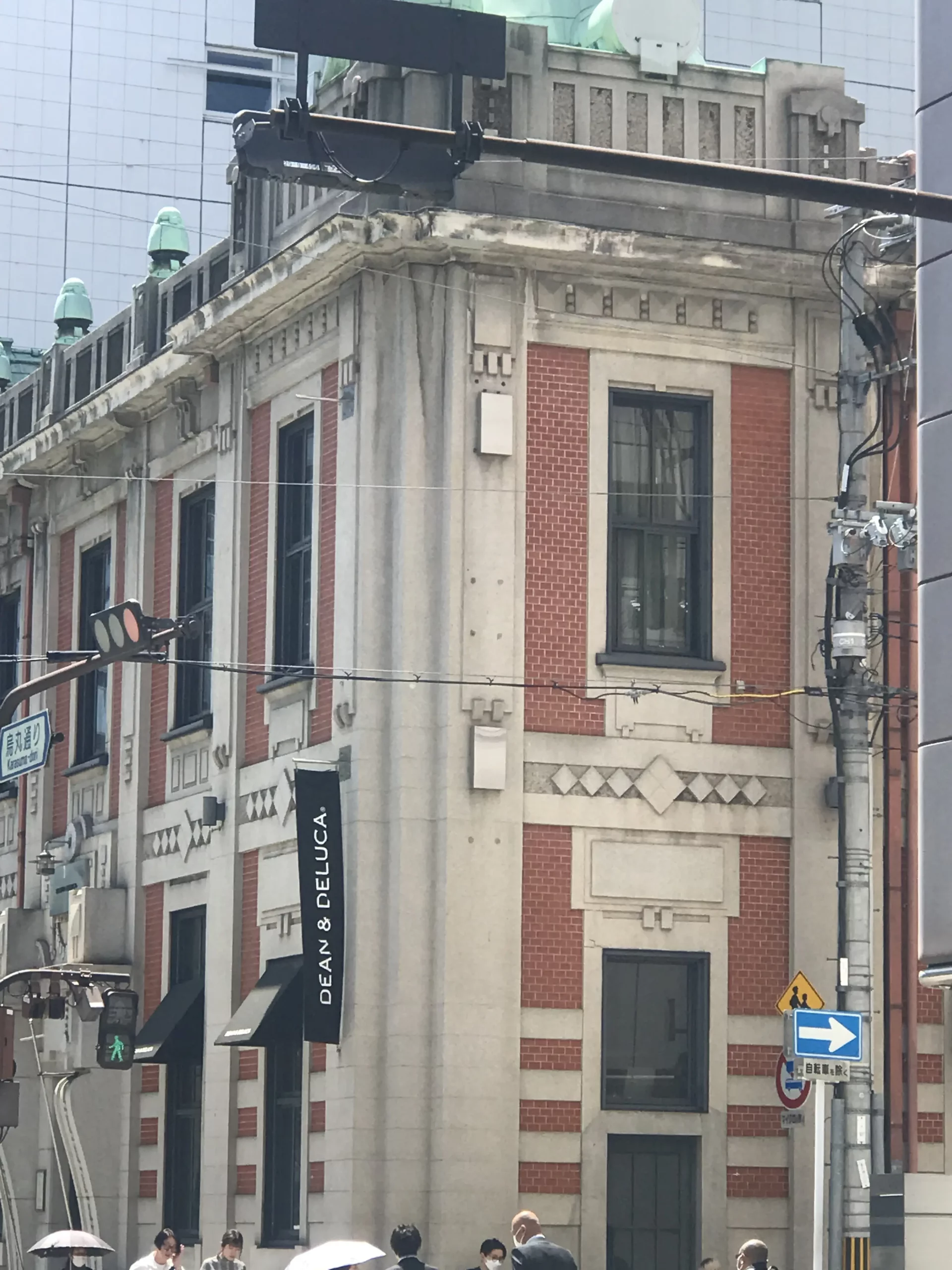 京都市烏丸通りに位置する「DEAN＆DELUCA京都店」。